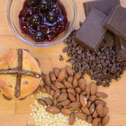 Leipziger Lerche von der Bäckerei Kleinert - Regionale Produkte aus Leipzig Eine echte Leipziger Lerche der Bäckerei Kleinert liegt neben Schokolade und Konfitüre auf einem Tisch, Konditorei, Cafe, Genuss
