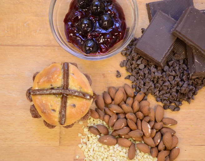 Leipziger Lerche von der Bäckerei Kleinert - Regionale Produkte aus Leipzig Eine echte Leipziger Lerche der Bäckerei Kleinert liegt neben Schokolade und Konfitüre auf einem Tisch, Konditorei, Cafe, Genuss
