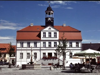 Rathaus Bad Düben - Sehenswürdigkeiten in der Leipzig Region Frontaler Blick auf das Bad Dübener Rathaus mit rotem Ziegeldach und blauem Himmel, Sehenswürdigkeiten, Architektur, Geschichte