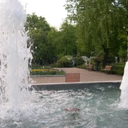 Kurpark Bad Düben - Sehenswürdigkeiten in der Leipzig Region Mit seinen Brunnen, Blumen- und Rhododendrenpflanzungen, kleinen Therapieeinrichtungen, Barfußweg und dem herrlichen alten Baumbestand ist er eine idyllische Oase der Entspannung, Freizeit, Natur, Ausflug