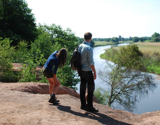 Rotes Ufer Bad Düben - Wandern in der Leipzig Region Zwei Wanderer stehen am Steilhang des Roten Ufers und schauen auf den Flusslauf der Mulde, Wandern, Aktiv, Natur