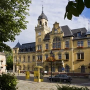Rathaus Bad Lausick - Sehenswürdigkeiten in der Leipzig Region Blick auf das hübsch restaurierte Rathaus Bad Lausick mit Giebeltürmchen und Klinkerfassade, Sehenswürdigkeiten, Kultur, Ausflug