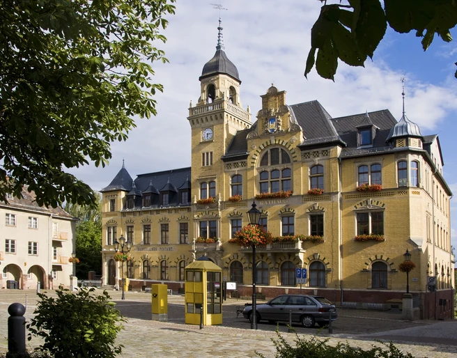 Rathaus Bad Lausick - Sehenswürdigkeiten in der Leipzig Region Blick auf das hübsch restaurierte Rathaus Bad Lausick mit Giebeltürmchen und Klinkerfassade, Sehenswürdigkeiten, Kultur, Ausflug