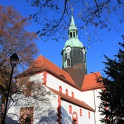St. Kilian Kirche in Bad Lausick - Sehenswürdigkeiten in der Leipzig Region Blick auf die imposante St. Kilian Kirche in Bad Lausick vor blauem Himmel, Sehenswürdigkeiten, Kultur, Religion