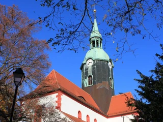 St. Kilian Kirche in Bad Lausick - Sehenswürdigkeiten in der Leipzig Region Blick auf die imposante St. Kilian Kirche in Bad Lausick vor blauem Himmel, Sehenswürdigkeiten, Kultur, Religion