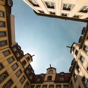 Barthels Hof - Architektur der Höfe und Passagen in Leipzig Blick in den Himmel entlang der Häuserfassade im Innenhof von Barthels Hof in dem sich auch ein Restaurant befindet, Gastronomie in Leipzig, Gasthaus, Spezialitäten, Architektur, Kultur