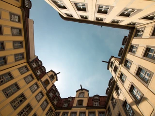 Barthels Hof - Architektur der Höfe und Passagen in Leipzig Blick in den Himmel entlang der Häuserfassade im Innenhof von Barthels Hof in dem sich auch ein Restaurant befindet, Gastronomie in Leipzig, Gasthaus, Spezialitäten, Architektur, Kultur