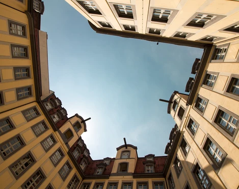Barthels Hof - Architektur der Höfe und Passagen in Leipzig Blick in den Himmel entlang der Häuserfassade im Innenhof von Barthels Hof in dem sich auch ein Restaurant befindet, Gastronomie in Leipzig, Gasthaus, Spezialitäten, Architektur, Kultur
