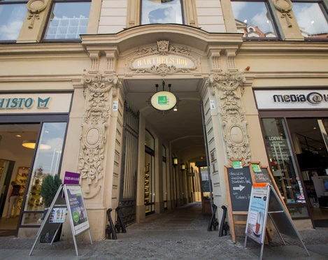 Eingang Barthels Hof - Architektur der Höfe und Passagen in Leipzig Eingang zum Barthels Hof am Markt Leipzig der früher ein Handelshof während der Messe war und ein großartiges Beispiel für die Architektur der Höfe und Passagen in Leipzig ist jedoch heute ein köstliches Restaurant beherbergt, GastronomieVstup do domu Barthels Hof na lipském náměstí Marktplatz, který během veletrhů sloužil jako kupecký dvůr a je skvělým příkladem architektury lipských dvorů a pasáží. V současnosti se v něm nachází vynikající restaurace, gastronomieThe entrance from Leipzig market square to Barthels Hof which used to be an exhibition centre and is a great example of Leipzig architecture with its courtyards and arcades. It is now home to a delicious restaurant, eating outEntrée du Barthels Hof, autrefois utilisée pour le commerce pendant la foire, vue depuis la place du marché de Leipzig, qui est un magnifique exemple de l’architecture des cours et des passages de Leipzig et abrite aujourd’hui un délicieux restaurant, gastronomieWejście do Barthels Hof na rynku w Lipsku, na dawny plac handlowy podczas targów, który jest doskonałym przykładem architektury dziedzińców i pasaży w Lipsku i który mieści obecnie wspaniałą restaurację, gastronomia