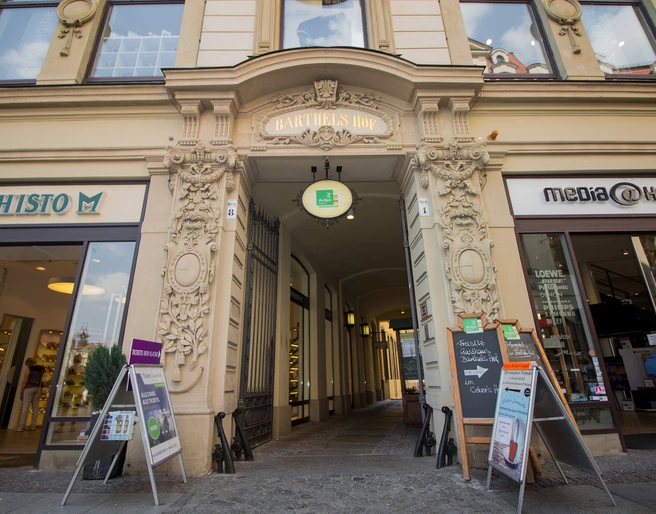 Eingang Barthels Hof - Architektur der Höfe und Passagen in Leipzig Eingang zum Barthels Hof am Markt Leipzig der früher ein Handelshof während der Messe war und ein großartiges Beispiel für die Architektur der Höfe und Passagen in Leipzig ist jedoch heute ein köstliches Restaurant beherbergt, GastronomieVstup do domu Barthels Hof na lipském náměstí Marktplatz, který během veletrhů sloužil jako kupecký dvůr a je skvělým příkladem architektury lipských dvorů a pasáží. V současnosti se v něm nachází vynikající restaurace, gastronomieThe entrance from Leipzig market square to Barthels Hof which used to be an exhibition centre and is a great example of Leipzig architecture with its courtyards and arcades. It is now home to a delicious restaurant, eating outEntrée du Barthels Hof, autrefois utilisée pour le commerce pendant la foire, vue depuis la place du marché de Leipzig, qui est un magnifique exemple de l’architecture des cours et des passages de Leipzig et abrite aujourd’hui un délicieux restaurant, gastronomieWejście do Barthels Hof na rynku w Lipsku, na dawny plac handlowy podczas targów, który jest doskonałym przykładem architektury dziedzińców i pasaży w Lipsku i który mieści obecnie wspaniałą restaurację, gastronomia
