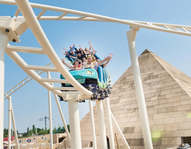Cobra des Amun Ra im BELANTIS AbenteuerReich - Leipzig für Familien Die Achterbahn Cobra des Amun Ra im Freizeitpark Belantis das AbenteuerReich mit der höchsten Pyramide Europas, Freizeiteinrichtung, Familie, Erlebnis