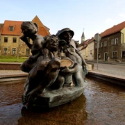 Schildbürgerdenkmal in Schildau ©W. Siesing Sackhupperbrunnen im Vordergrund und Häuserzeile am Markt in Schildau, Kultur, Sehenswürdigkeiten
