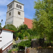 St. Marienkirche zu Schildau - Sehenswürdigkeiten in der Leipzig Region Blick auf das imposante Kirchgebäude mit Glockenturm in grüner Umgebung, Kirche, Kultur, Architektur
