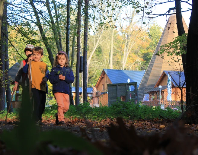 Forsthof Planitzwald - Wandern in der Leipzig Region Blick auf den idyllisch im Landschafts- und Naturschutzgebiet Mittlere Mulde gelegenen Forsthof Planitz, im Vordergrund gehen Kinder im Wald auf Entdeckungstour, Natur, Wandern, Aktiv
