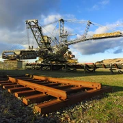 Absetzer im Bergbau-Technik-Park - Industriekultur in der Leipzig Region Blick auf einen großen Absetzer im Bergbau-Technik-Park