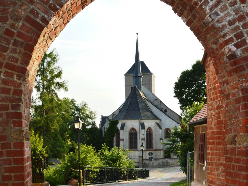 Bergkirche St. Marien Eilenburg - Sehenswürdigkeiten in der Leipzig Region Blick auf das Kirchenschiff der Bergkirche St. Marien durch einen romanischen Torborgen, Kultur, Sehenswürdigkeiten