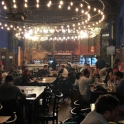 Saal des Beyerhauses - Gastronomie in Leipzig Gemütliche Sitzecke mit zahlreichen Gästen an kleinen Tischen, Kneipe, Gastronomie, Freizeit, Veranstaltungsort