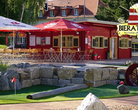 Abenteuergolfpark Groitzsch mit Bieraterie - Freizeiterlebnisse in der Leipzig Region Biergarten der Bieraterie am Abenteuergolfpark Groitzsch, Gastronomie, Kulinarik, Freizeit
