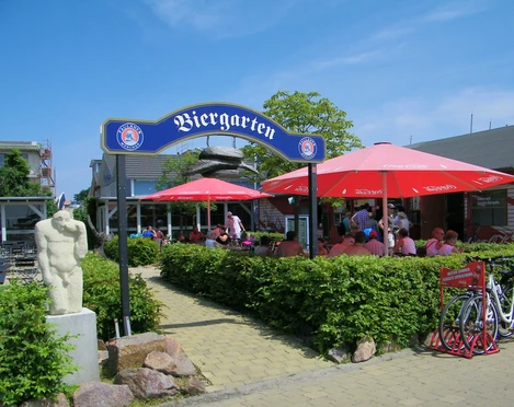Biergarten Pier 1 am Cospudener See - Leipziger Neuseenland Biergarten mit Besuchern und roten Schirmen bei Sonnenschein am Cospudener See, Gastronomie, Biergarten, Freizeit