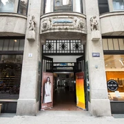 Eingang zur Passage Blauer Hecht - Architektur der Höfe und Passagen in Leipzig Blick auf den Eingang mit dem Blauen Hecht der ein Beispiel für die Architektur der Höfe und Passagen in Leipzig ist, Kultur, Architektur