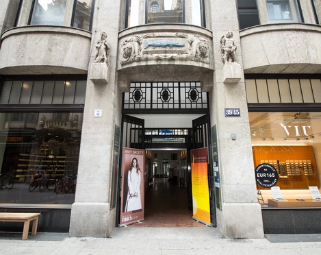 Eingang zur Passage Blauer Hecht - Architektur der Höfe und Passagen in Leipzig Blick auf den Eingang mit dem Blauen Hecht der ein Beispiel für die Architektur der Höfe und Passagen in Leipzig ist, Kultur, Architektur
