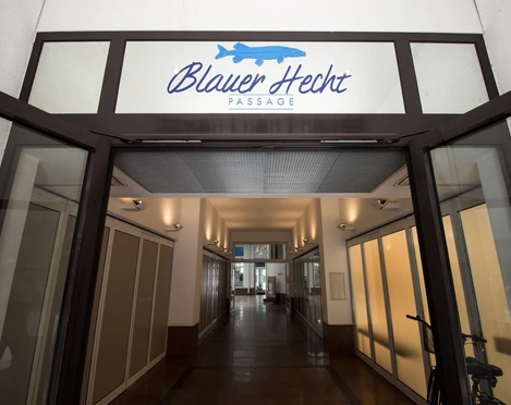 Durchgang der Passage Blauer Hecht - Architektur der Höfe und Passagen in Leipzig Der Durchgang Blauer Hecht dessen Eingang mit eben jenem Fisch verziert ist ist ein Beispiel für die Architektur der Höfe und Passagen in Leipzig, Kultur