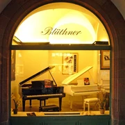 Blüthner Pianofabrik - Unternehmensbesichtigungen in Leipzig Blick in das Schaufenster der Blüthner Pianofabrik am Naschmarkt Leipzig, Musik, Unternehmen, Führungen, Kultur
