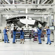 BMW-Werk Leipzig - Wirtschaft in Leipzig Blick in die Betriebshalle des BMW-Werk Leipzig das im Rahmen von Werksführungen besichtigt werden kann, Wirtschaft, Moderne Architektur in Leipzig