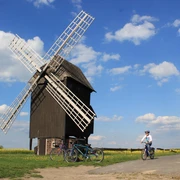 Bockwindmühle Kühnitzsch - Industriekultur in der Leipzig Region Blick auf die Bockwindmühle Kühnitzsch, im Vordergrund fährt ein Kind mit dem Fahrrad vorbei, Region, Industriekultur, Familienausflug