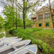Bootsverleih am Wildpark - Wasserwege in Leipzig Boote auf dem Wasser an einer Anlegestelle beim Bootsverleih am Wildpark, Freizeiteinrichtungen in Leipzig, Wassersport, Kanufahren