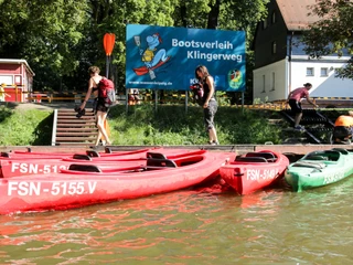 Bootsverleih am Klingerweg - Wasserwandern in Leipzig Mehrere Boote an einer Anlegestelle am Bootsverleih Klingerweg, Freizeit, Wassersport, Kanutour, Motorbootfahrt