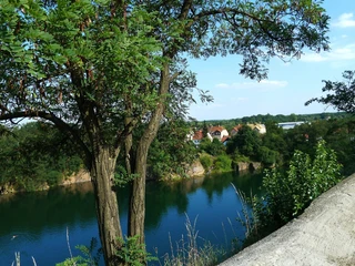 Blick von der Bergkirche Beucha auf den Steinbruch - Sehenswürdigkeiten in der Leipzig Region Blick von der Bergkirche Beucha auf den mit Wasser gefüllten Steinbruch, Freizeit