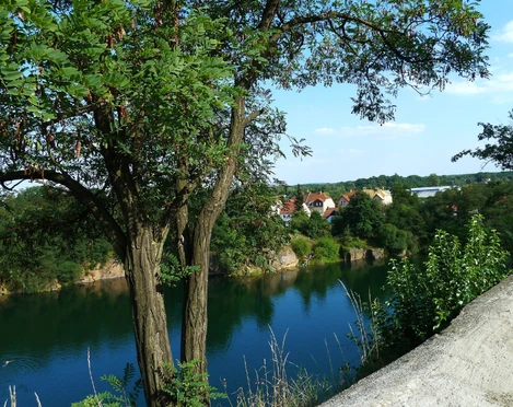 Blick von der Bergkirche Beucha auf den Steinbruch - Sehenswürdigkeiten in der Leipzig Region Blick von der Bergkirche Beucha auf den mit Wasser gefüllten Steinbruch, Freizeit