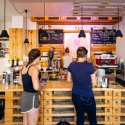 Brühbar Leipzig Tresen - Cafés in Leipzig Foto des Tresen-Bereiches der Brühbar, Besucher bestellen ihren Kaffee, Cafés, Kulinarik