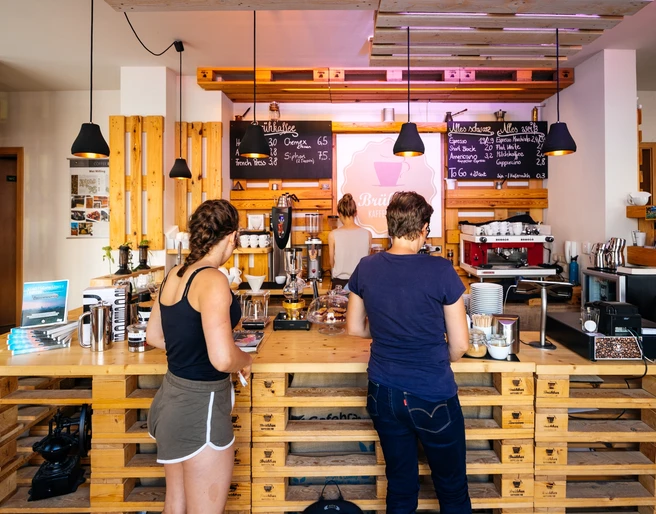 Brühbar Leipzig Tresen - Cafés in Leipzig Foto des Tresen-Bereiches der Brühbar, Besucher bestellen ihren Kaffee, Cafés, Kulinarik