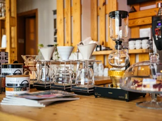 Brühbar Leipzig - Cafés in Leipzig Blick auf die Utensilien hinter dem Tresen, die für die perfekte Kaffeezubereitung nötig sind, genuss, gastronomie