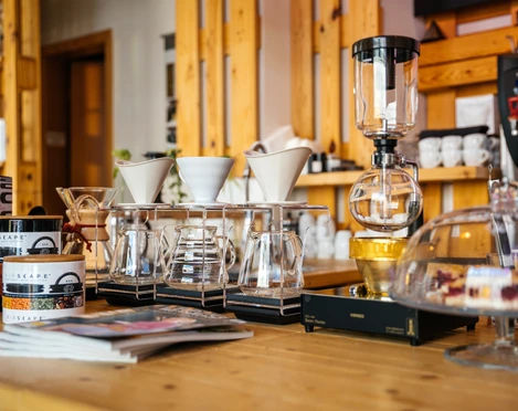Brühbar Leipzig - Cafés in Leipzig Blick auf die Utensilien hinter dem Tresen, die für die perfekte Kaffeezubereitung nötig sind, genuss, gastronomie