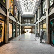 Brühl Arkade - Architektur der Höfe und Passagen in Leipzig Blick in den Innenhof der Brühl Arkade in dem sich unter anderem das Atelier von Fischer Art befindet und der ein Beispiel für die Architektur der Höfe und Passagen in Leipzig ist, Einkaufen, Shopping, Kultur