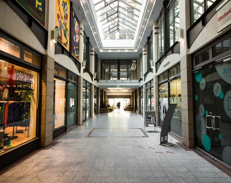 Brühl Arkade - Architektur der Höfe und Passagen in Leipzig Blick in den Innenhof der Brühl Arkade in dem sich unter anderem das Atelier von Fischer Art befindet und der ein Beispiel für die Architektur der Höfe und Passagen in Leipzig ist, Einkaufen, Shopping, Kultur