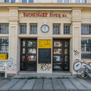 Buchkinder Leipzig Außenansicht - Kreatives Leipzig Blick auf die Fassade und den Außenbereich des Buchkinder e.V. bei Tageslicht, mit Ladenschild, shopping, kultur