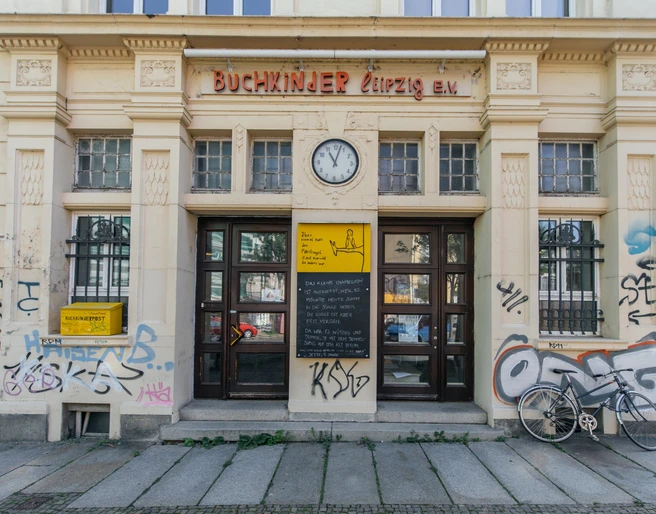 Buchkinder Leipzig Außenansicht - Kreatives Leipzig Blick auf die Fassade und den Außenbereich des Buchkinder e.V. bei Tageslicht, mit Ladenschild, shopping, kultur