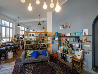 Buchkinder Leipzig - Kreatives Leipzig Blick in das farbenfrohe Buchkinder Leipzig Kreativgeschäft, auf seine Regale, Dekoration und Sitzmöglichkeiten zum Niederlassen und Lesen, Kulturzentrum, Kultur, freizeit