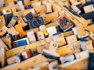 Buchkinder Leipzig Buchstabenstempel - Kreatives Leipzig Blick auf die Buchstabenstempel in der Buchkinder Leipzig Schreibwerkstatt; Holz, Tinte, Stempel, Kreativwerkstatt, Freizeit, shopping, bildung