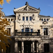 Außenansicht des Budde-Haus - Kultur in Leipzig Zu sehen ist der Eingangsbereich des Budde-Hauses im Herbst. Dargestellt ist ein altes Gründerzeithaus mit zwei Säulen am Eingang und einem Balkon. Budde-Hausen-Außen, Freizeit, Freisitz, Kultur, Gastronomie