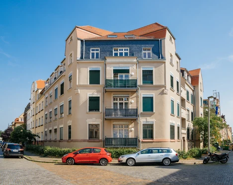 Bülowviertel Leipzig - Architektur in Leipzig Blick auf eine Häuserecke und zwei davon abgehende Straßenzüge im Bülowviertel bei Sonnenschein und blauen Himmel, Architektur, Gründerzei