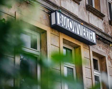 Schild im Bülowviertel - Architektur in Leipzig Blick auf eine abgewetzte Fassade im Bülowviertel, mit Leuchtbox-Schild mit eben dieser Beschriftung über einer der Türen , architektur, gründerzeit