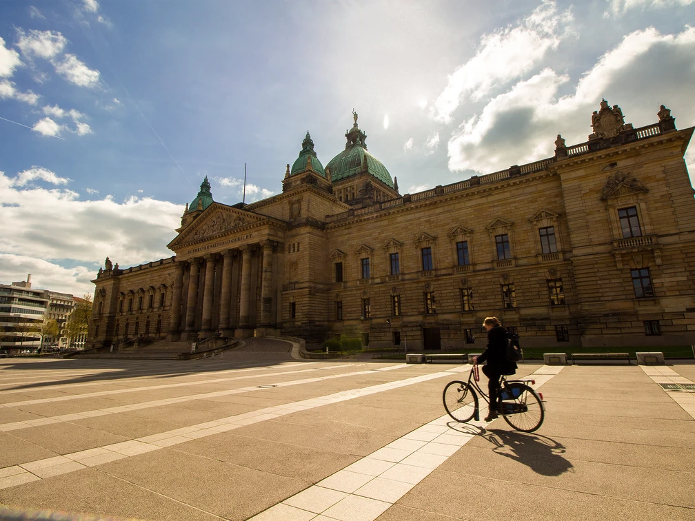 Bundesverwaltungsgericht Leipzig - Architektur in Leipzig Blick auf das Bundesverwaltungsgericht und davor fährt ein Fahrradfahrer, Architektur in Leipzig, Geschichte, Fahrradstadt