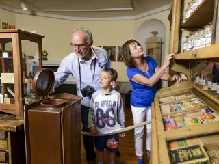 Landschaftsmuseum Burg Düben - Sehenswürdigkeiten in der Leipzig Region Eine Familie mit Kind schaut sich im inneren der Burg Düben im Landschaftsmuseum um, Leipzig mit Kindern, Museum, Ausflug