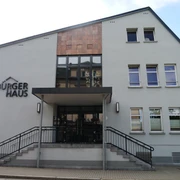 Bürgerhaus Rochlitz - Veranstaltungen in der Leipzig Region Blick auf das Kulturhaus in Rochlitz, Fassade mit rotem Porphyr, Bürgerhaus, Veranstaltungen, kultur