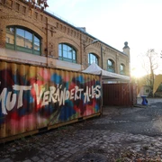 Kunstkraftwerk Leipzig - Freizeiterlebnisse in Leipzig Blick auf das Kunstkraftwrk von Außen sowie den riesigen Graffiti-Schriftzug "Mut verändert alles", museum, kunst, ausstellungen, veranstaltungen